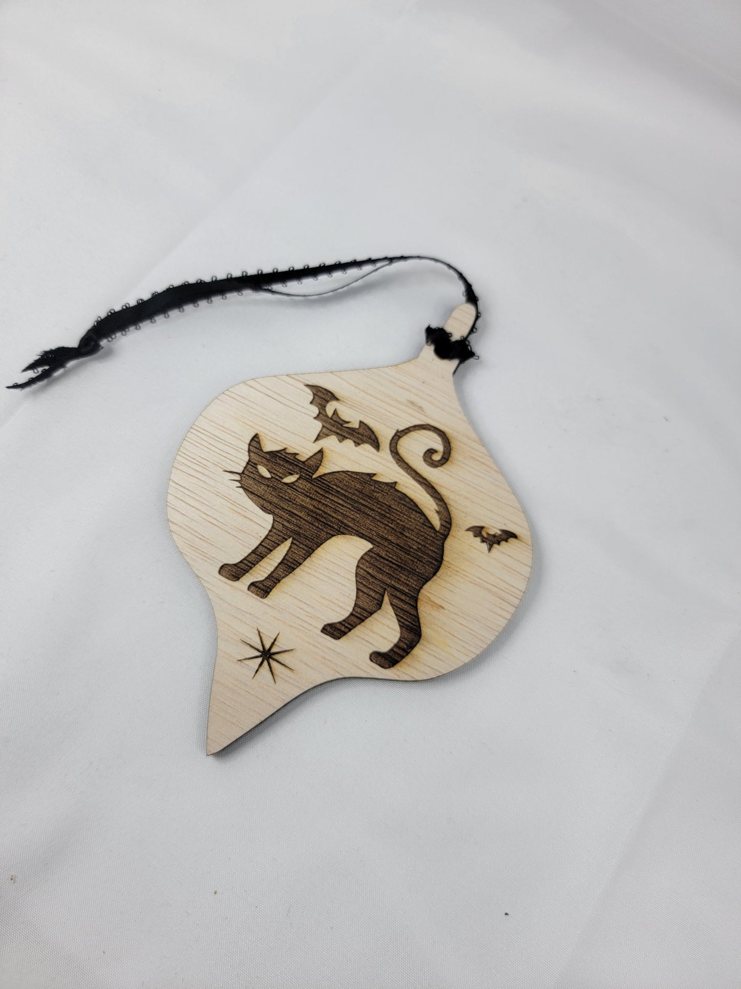 CAT & BATS ORNAMENT Retro Style Wooden Spooky Cat and Bats Christmas Ornament for Christmastime Natural Wood Spooky Christmas Tree Ornament